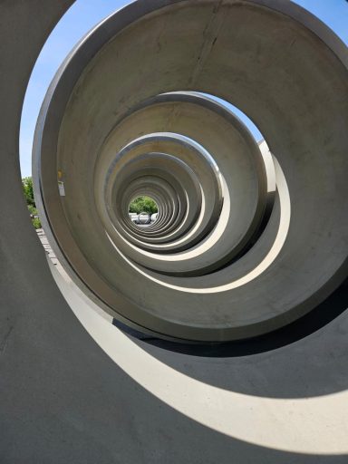 Konkrete Ringe in Spiralform, die eine tiefe perspektivische Ansicht bieten.